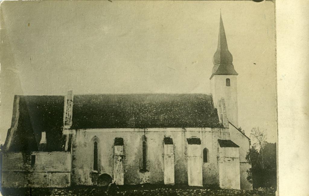 Kaarma kirik, lähivaade põhjast