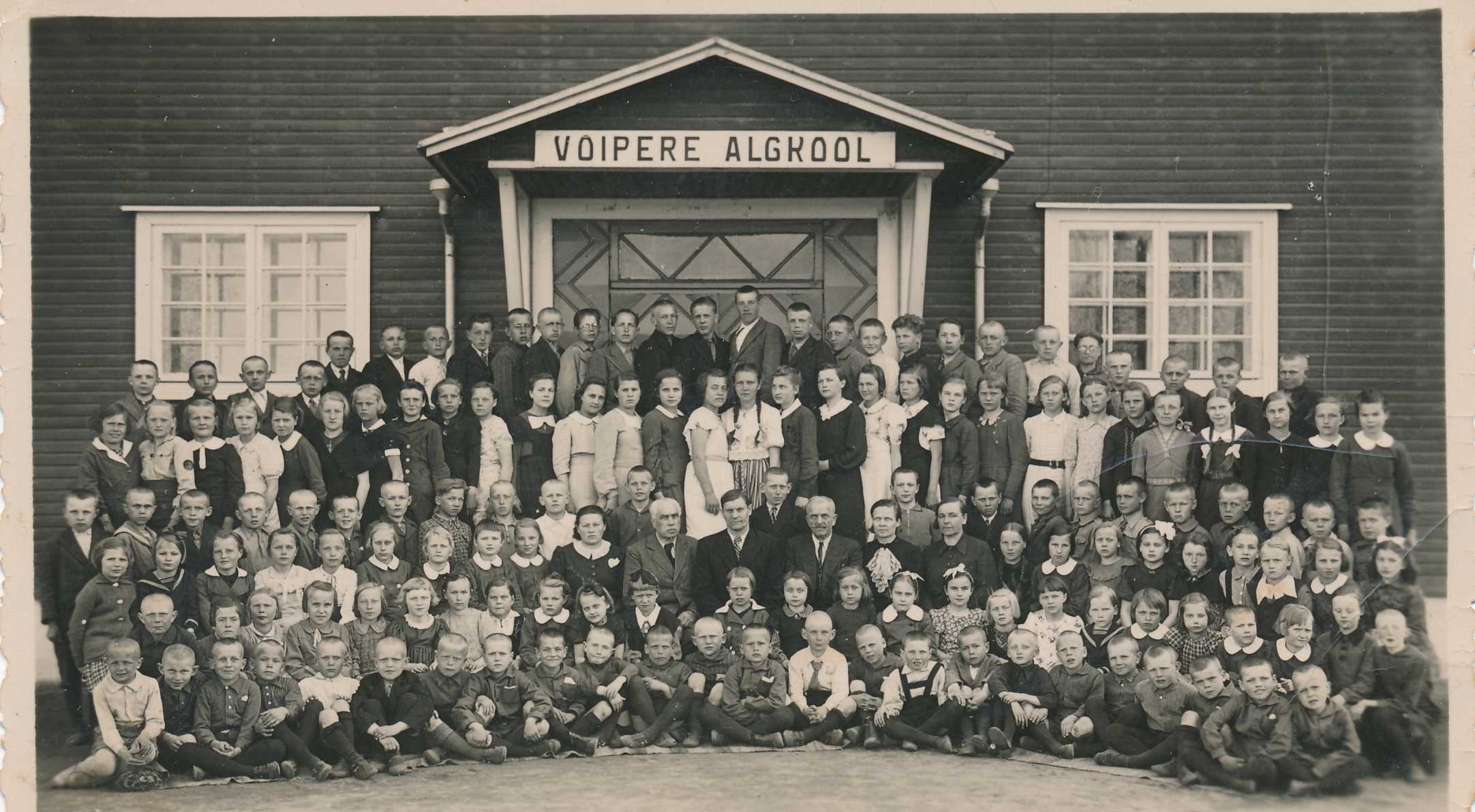 Võipere algkooli õpilased koolimaja ees