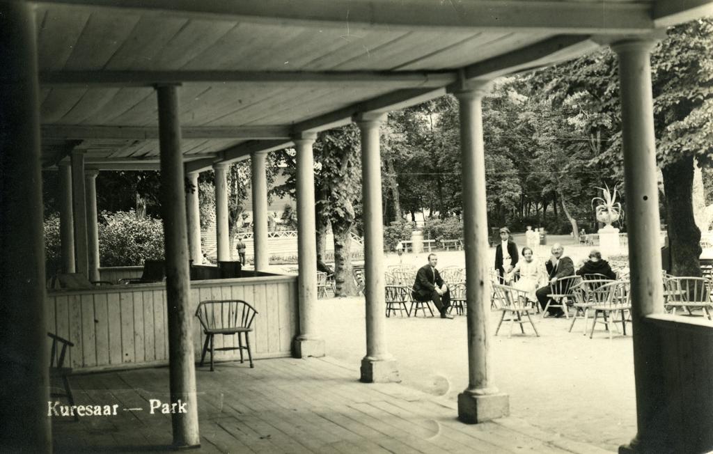 Kuressaare Lossipark, vaade kohvik "Tivoli" sammaste vahelt