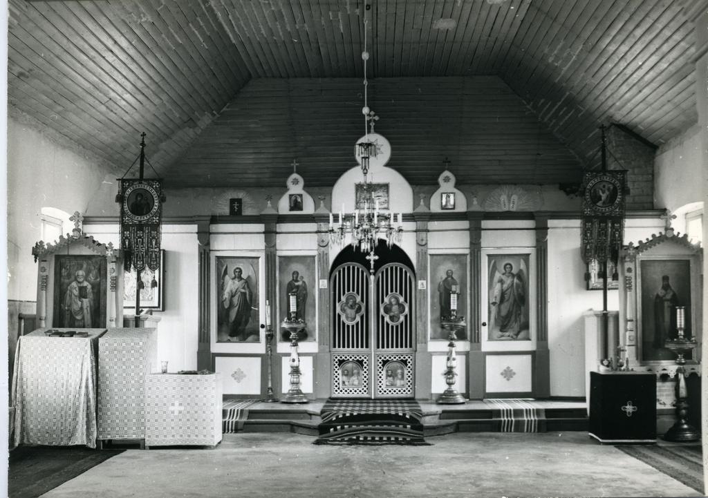 Saaremaa Pärsama Püha Innokenti kiriku sisevaade itta