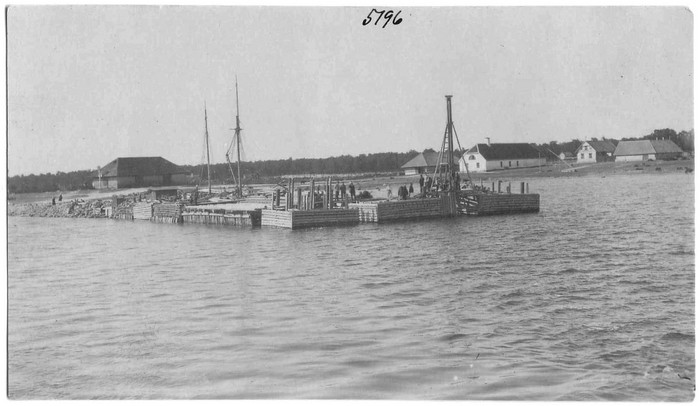 Heltermaa sadam XX sajandi algul. Vaade merelt