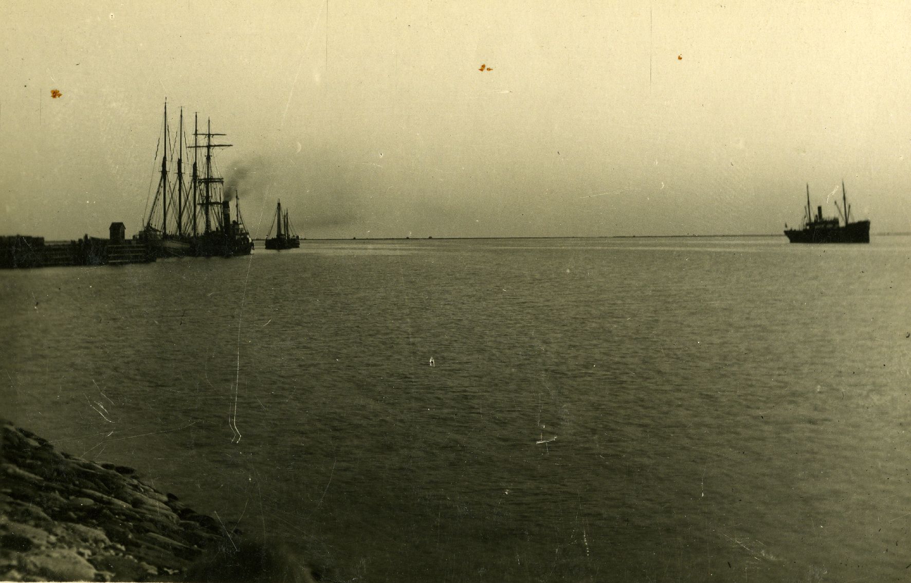 Jaagarahu sadam, laevad sadamasilla otsa juures
