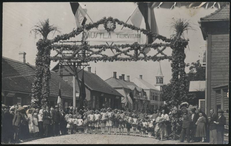 fotopostkaart, Tarvastu khk, Mustla alev, Posti tn, inimesed, lilled, vanikud, riigivanema ootel, 29.07.1931