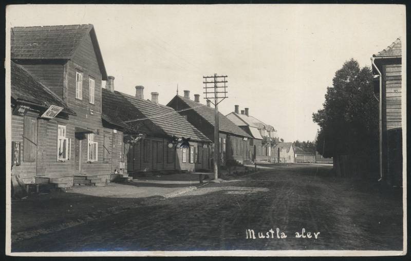 fotopostkaart, Tarvastu khk, Mustla alev, peatänav, päevapiltnik A. Glücki töökoda vasakul, kauplus, postitempel 13.10.1931, u 1928