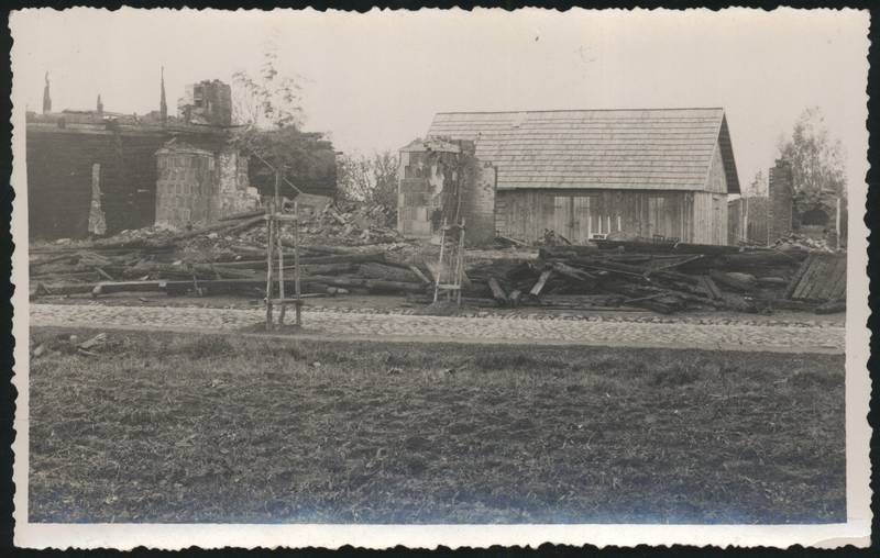 fotopostkaart, Tarvastu khk, Mustla, äsja maha põlenud maja varemed, u 1945 foto V.Raidmaa