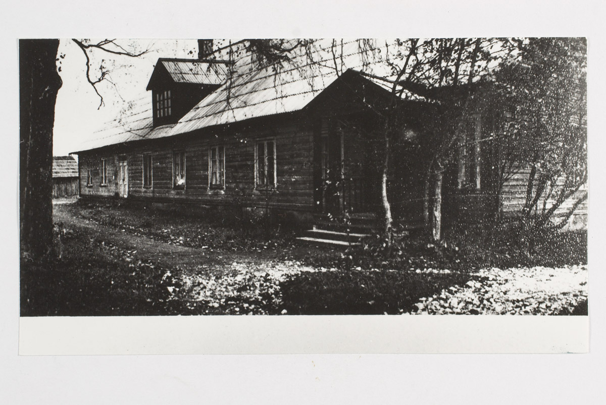 Tarvastu kolhoosi lasteaed. Ehitatud 1875. aastal tütarlastekooliks. 1968. a. Mustla Keskkooli internaadihoone.