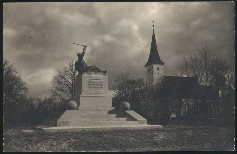 fotopostkaart, Suure-Jaani khk, Suure-Jaani, mälestussammas, küljelt, kirik , u 1935, foto O. Mägi (Suure-Jaani)