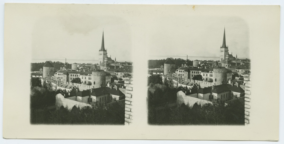 Tallinn, vaade Toompealt kirde suunas, taga Oleviste kirik.