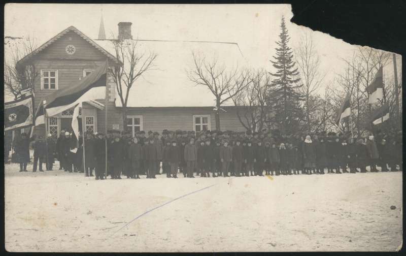 fotopostkaart, Suure-Jaani khk, Suure-Jaani, mehed, naised, lapsed platsil, lipud, 24.02.1923?