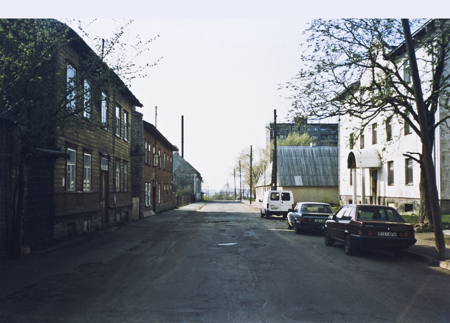 Lasnamäe - Sikupilli, Kivimurru tänav, vaade maja nr. 12 juurest kesklinna suunas.