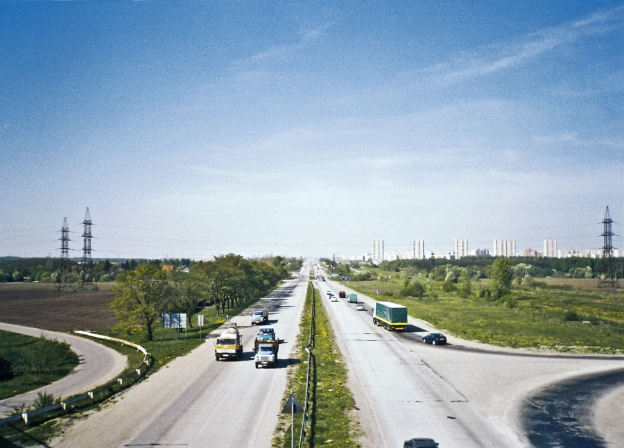 Nehatu, Peterburi maantee, vaade raudteesillalt Lasnamäe suunas.