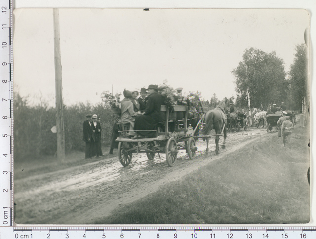 Rahvas sõidab Vahi peole 1914 (Foto J. Pääsuke)