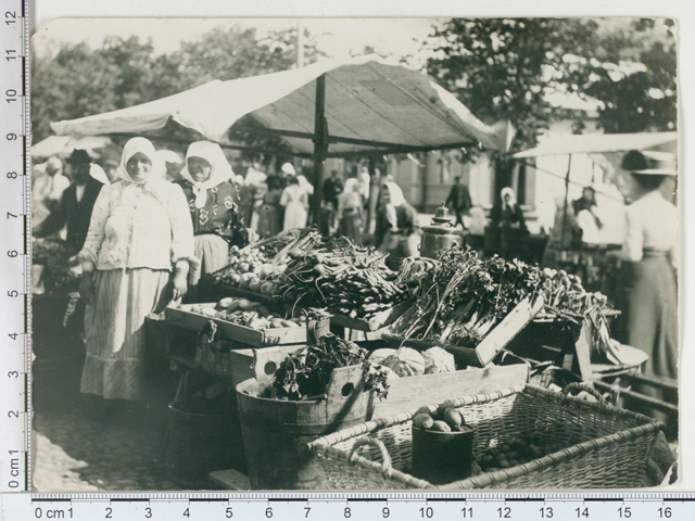 Vegetable seller in Tartu market in 1912
