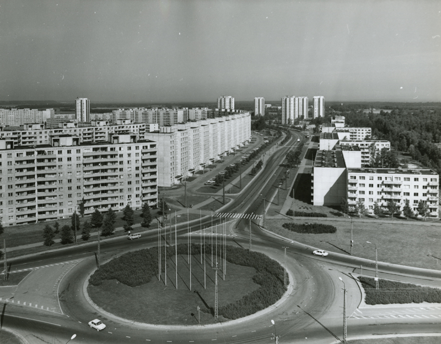 Väike-Õismäe elamurajoon Tallinnas, vaade ringristmikule ja hoonestusele