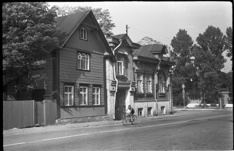 Tallinn, Kadriorg, A- Leineri (J. Poska) tänava ja L. Koidula tänava nurk.