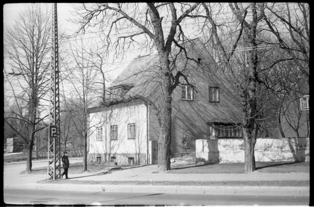 Tallinn, Juri Gagarini puiestee (Toompuiestee) ja Ivan Mitšurini (Wismari) tänava nurk. Elamu - Wismari 11.