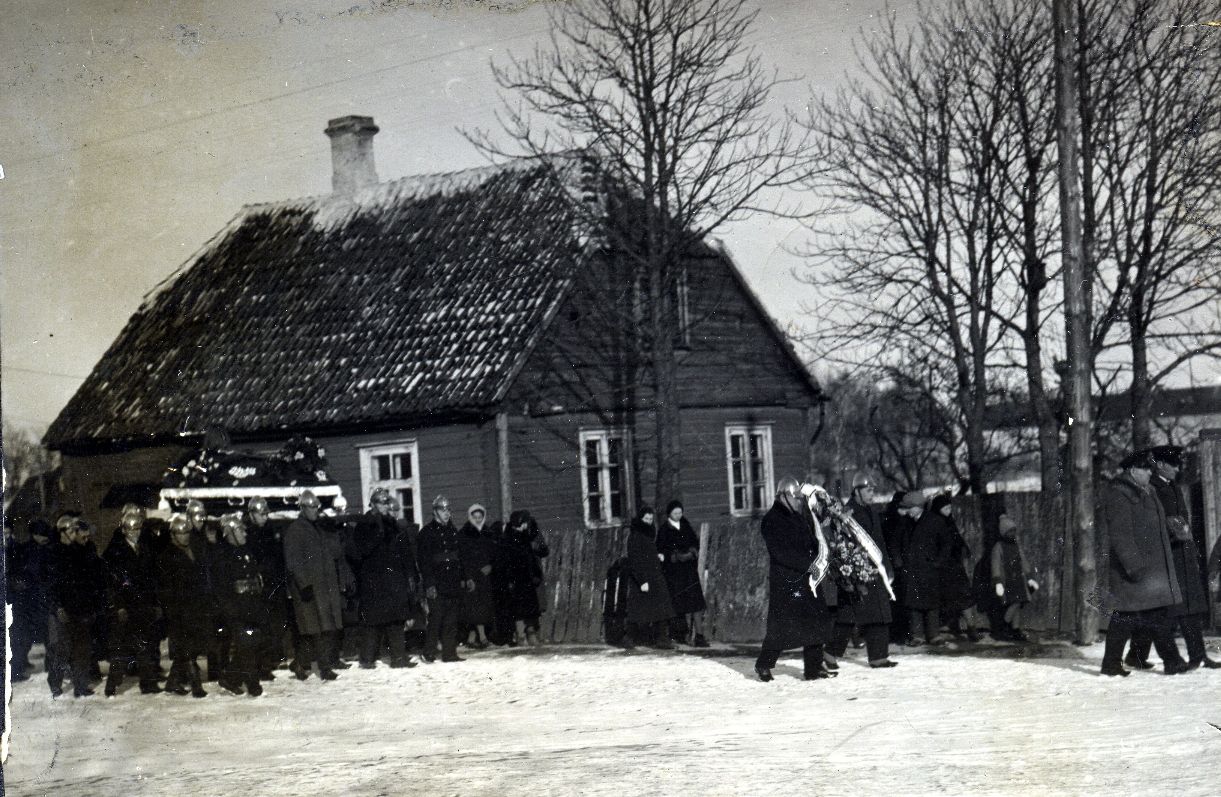 Kuressaare's long-term Chairman of the Free Fire Antiguard Society and Commander Edoard Heldt buried in early April 1932.