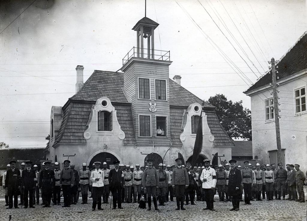 View of the house of the Free Fire Fire Society of Kuressaare in 1916. Firefighters in front of the house