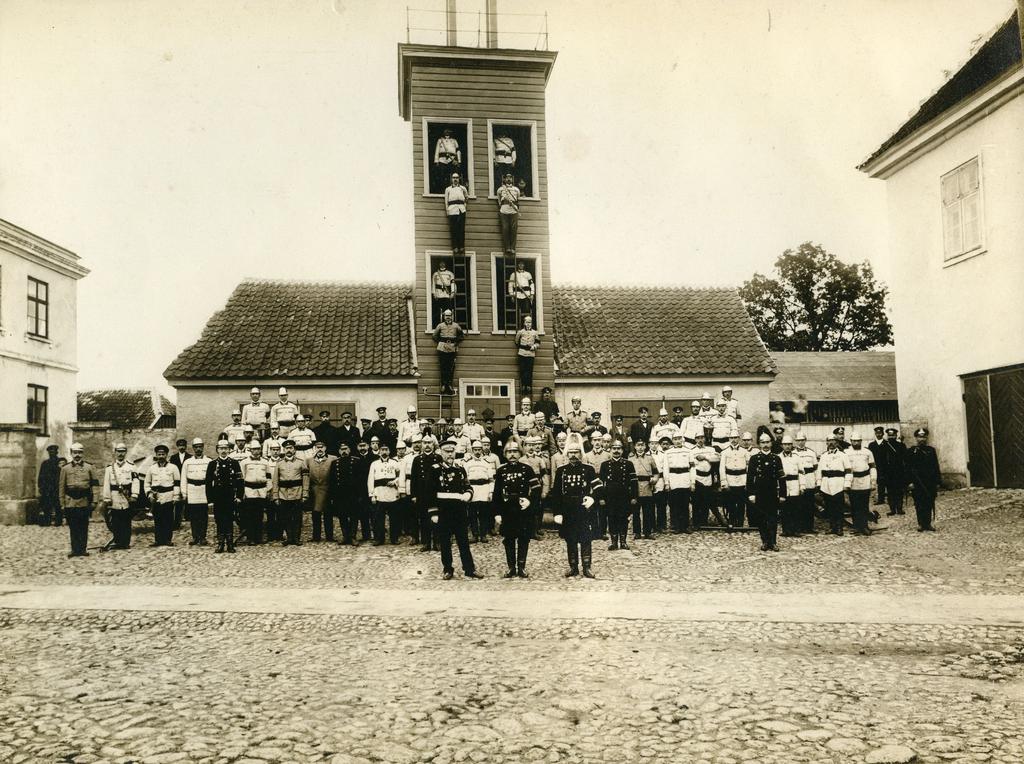 Kuressaare Vabatahtliku Tuletõrje Seltsi team and sprayhouse in 1907.