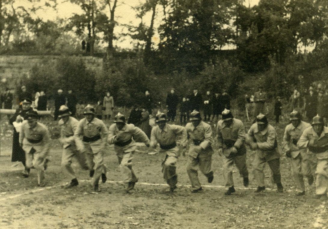 The moment of the fire brigade of the Vabatahtliku Fire Antigun Society on the training-camping day at the castle court 5.10. 1946. a.