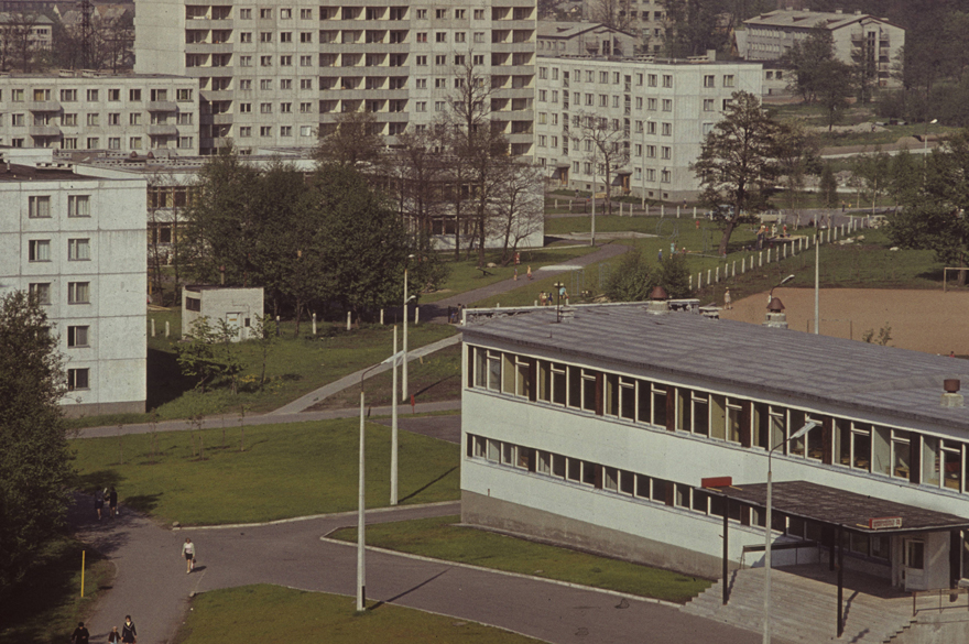 Mustamäe: kõrgvaade kvartalisisesele hoonestusele koolimaja ja elamutega