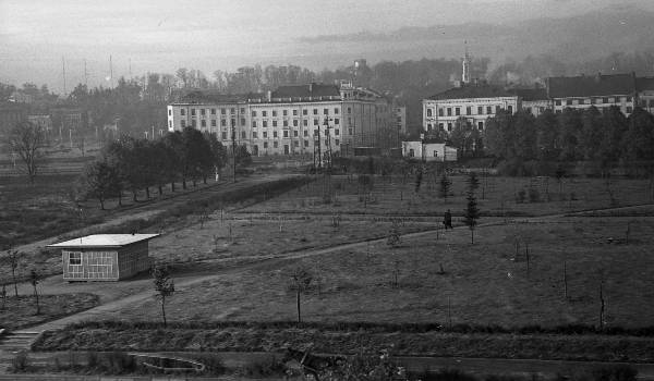 Emajõe vasakkallas - park endise Raatuse ja Kalda t kohal. Taga kesklinn.  Tartu, 1957-1959. Foto Aleksander Maastik.