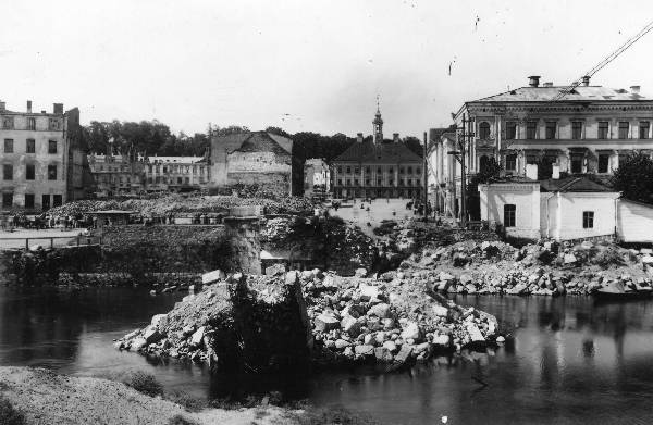 II maailmasõda: purustatud kivisild ja Raekoja plats. Tartu, sept 1944.