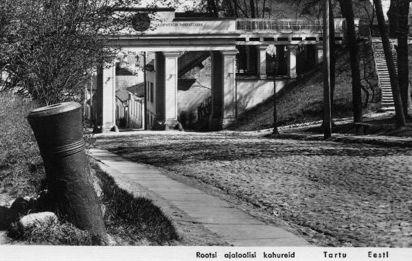 Inglisild Toomemäel, kahur Lossi t ääres. Tartu,  ca 1930-1940. Foto E. Selleke.
Foto allservas kiri: Rootsi ajaloolisi kahureid.