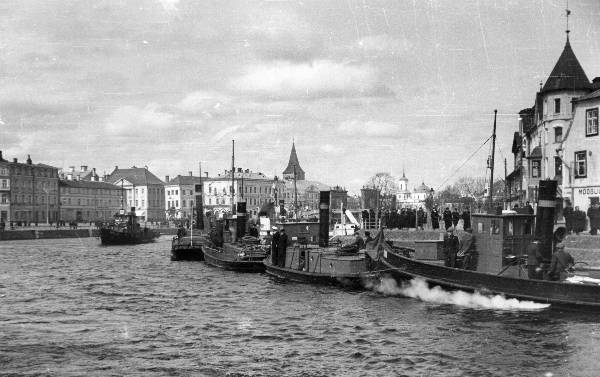 Mootorlaevad Emajõe vasakkalda juures Holmi t kohal. Paremal hotell "Jakor", taga kesklinn. Tartu, 1.05.1941.