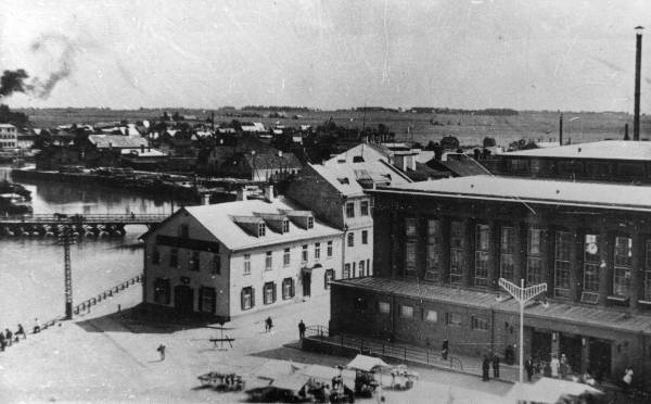 Emajõe paremkallas: Turuhoone ja kaubaletid selle esisel platsil, "Hotel Central", pontoonsild Riia (varem Lodja) t kohal. Tartu, 1938.