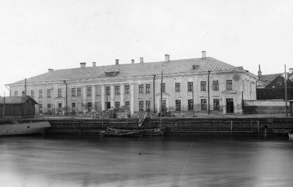 Linna laenukassa hoone  Auriku ( Aurulaeva) tänaval Emajõe kaldal. Paadid sadamakai ääres. Tartu, 1930. aastad.