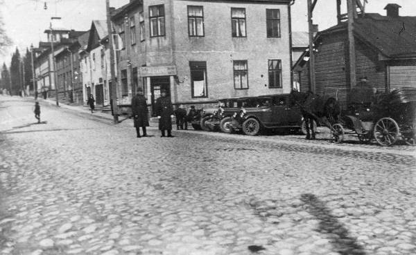 Karlova. Tähe t. vaade (Pargi ja Päeva t vaheline lõik). Tänaval voorimees (troska), autod, inimesed, munakivisillutis.
Tartu, ca 1936.