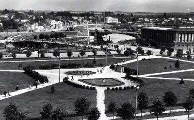 Kesklinna park Nõukogude t ääres. 2 silda (Võidu sild Emajõel ja puusild) turuhoone (paremal).  Tartu, 1957. Foto E. Selleke.