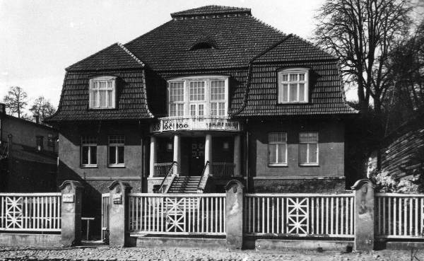 Karlova: Kalevi t 13 üldvaade; aed maja ees.  Tartu, 1920. aastad.