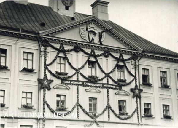 Tartu raekoda, kaunistatud nõukoguliku sümboolikaga (loosung, viisnurgad fassaadil), 1940.