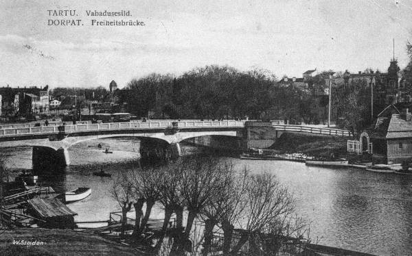Vabadussild (vaade vasakkaldalt kesklinna suunas). Paremal paadimajake. Tartu, 1928.