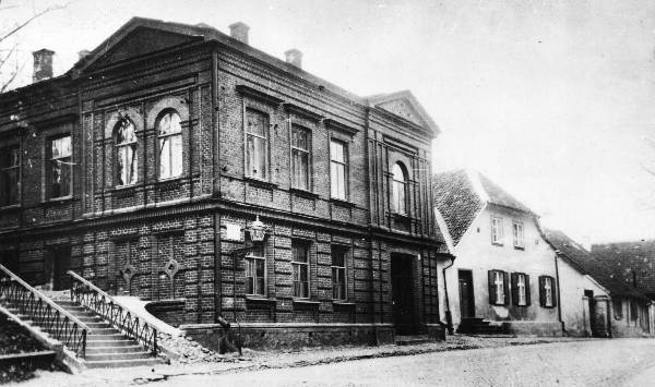 Jakobi t 4 (proj. M. Roetscher, 1876; G. von Broeckeri elamu; hiljem Eesti Karskusseltsi maja) ja kelpkatusega kõrvalmaja. Tartu, 1890-1910.