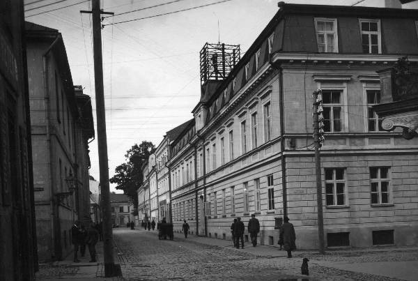 Rüütli t (vaade Rüütli ja Munga t nurgalt Laia t suunas). Paremal vana postimajana tuntud hoone (kaasajal Rüütli t 15). Tartu, 1924.
