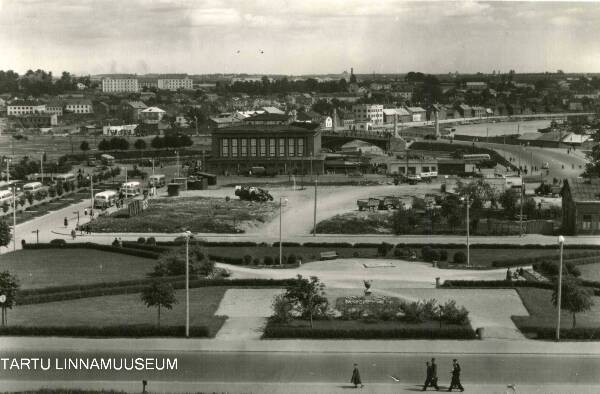 Tartu kesklinn. Vaade Vanemuise t nõlvalt turuhoone suunas, kauguses Võidu sild. 1957-1960. Foto E. Selleke.