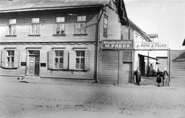 House at the corner of Riga and Philosoph t. There are advertisement labels on the gate of the house: Mechanical furniture industry, m. Press; Suurveski J. Puhk and Sons. Warehouse. Riga t 60. Tartu, 1920-1940.