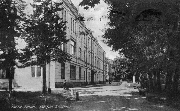 Kliinikud Toomemäel, esiplaanil naistekliinik. Tartu, 1923.