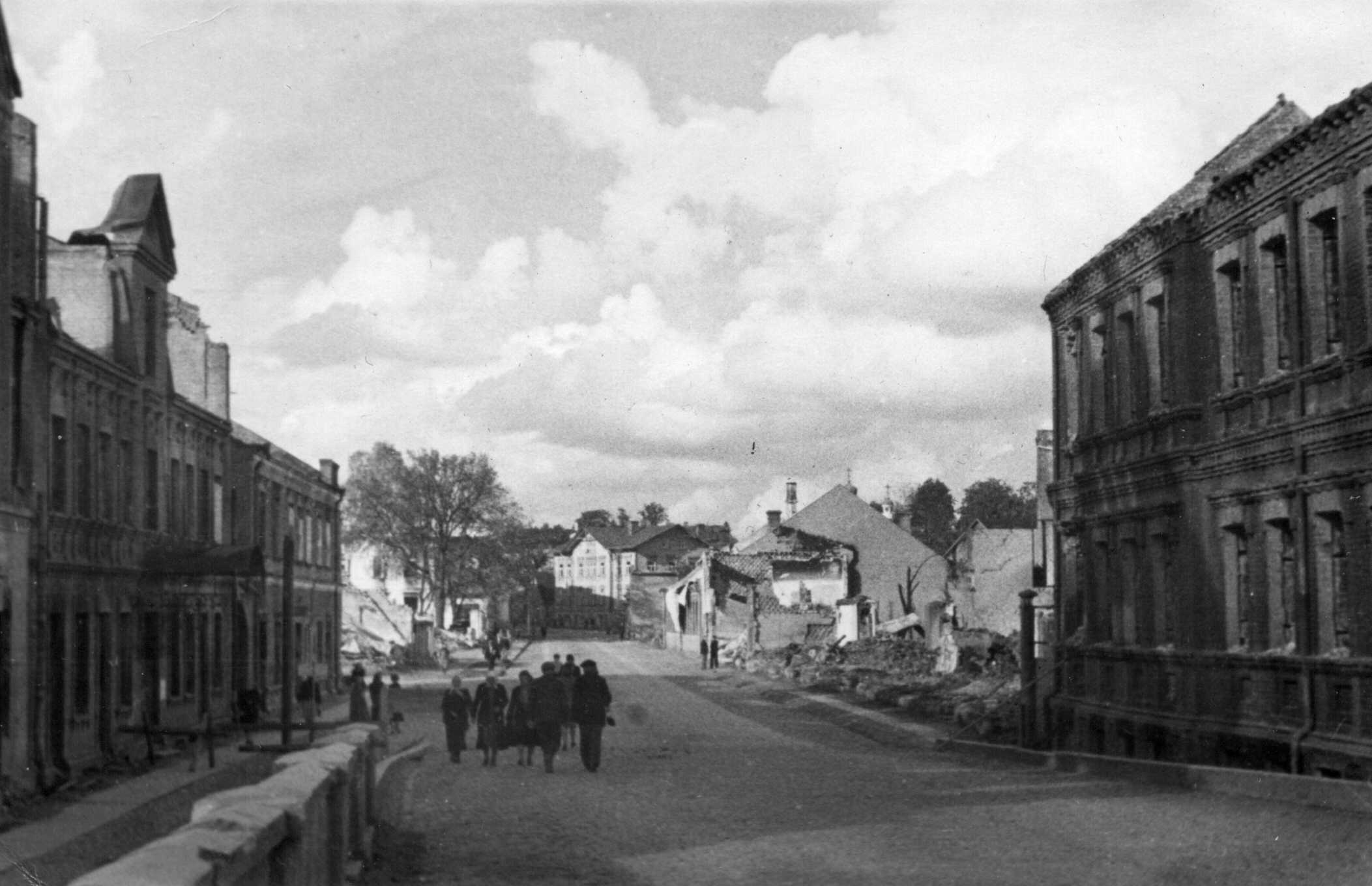 Tartu ruins: view from the Freedom Bridge to the Russian street. Tartu, August 1941.