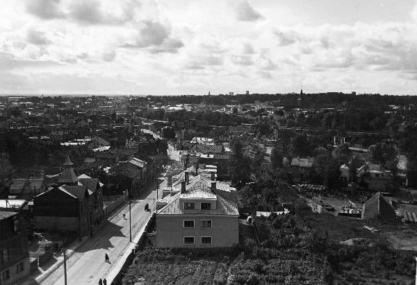 Vaade Peetri k tornist kesklinna suunas. Esiplaanil Narva t, vasakul torniga maja.  Tartu, sügis 1941. Foto: E. Selleke.