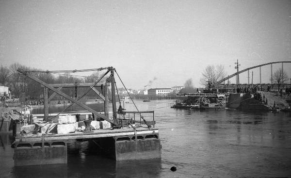 Kaarsild (jalakäijate sild; proj Peeter Varep): ehitustööd.  Tartu,  1957-1959. Foto Aleksander Maastik.