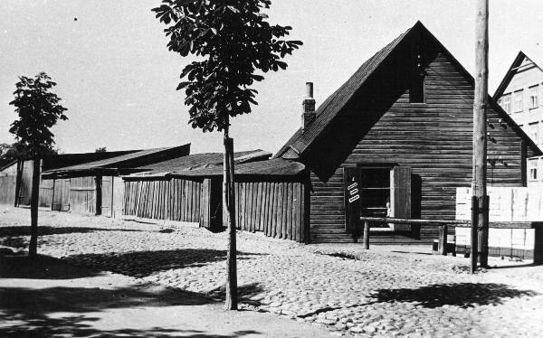 Kastani ja Võru t nurk. Maja aknaluugil töökoja reklaamsilt: ... kaubad. Petroleum.
Tartu, 28.07.1939.