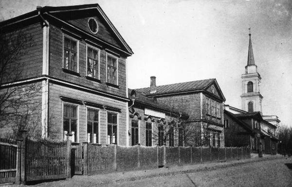 Pepleri tänav. Hoone, kus kuni 1918. aastani asetses osa Õpetajate Seminari klassiruumidest. Taga Maarja kirik.
Tartu, 1939.