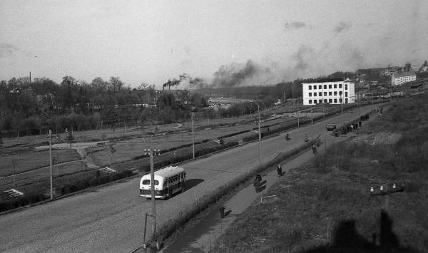 Narva mnt. Taga Narva mnt 4 (arh. V. Tippel). Buss tänaval. Tartu, 1957-1959. Foto Aleksander Maastik.