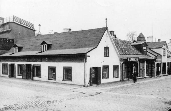 Uueturu ja Aleksandri t nurk.
Poe reklaamsilt majal: R. Jakobson.
Tartu, 1920.-1930. aastad.