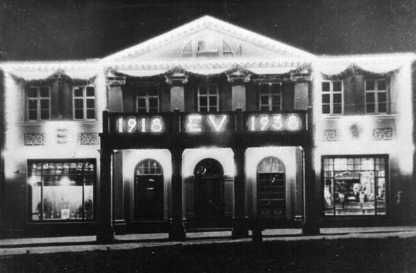 Tartu Maakonnavalitsus; Kauba tänava poolne esifassaad on  kaunistatud  jõulutuledega ning  kirjaga: 1918 EV 1938. 
Tartu,  1937/1938.