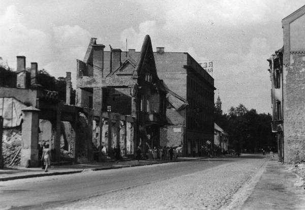 Sõjapurustused: vaade piki Võidu (Promenaadi) tänavat kesklinna suunas.  Tartu, sügis 1941. Foto: K. Hintzer (Hinto).